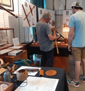 Exposition de re-créations d'instruments de navigation et d'astronomie