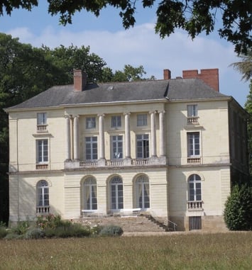 Visite des extérieurs du château de Grandville, des communs et du parc en compagnie des propriétaires, parcours fléché à travers le parc, dépliants.