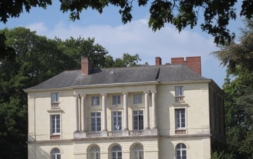 Visite des extérieurs du château de Grandville, des communs et du parc en compagnie des propriétaires, parcours fléché à travers le parc, dépliants.
