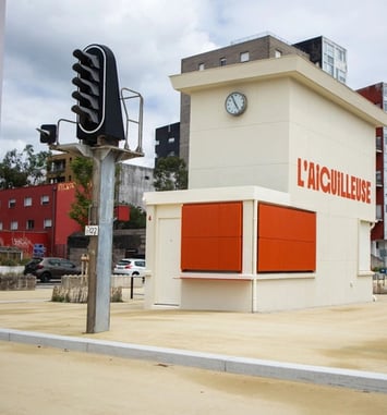 L'Aiguilleuse, ancien poste d'aiguillage SNCF devenu kiosque créatif