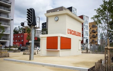 L'Aiguilleuse, ancien poste d'aiguillage SNCF devenu kiosque créatif