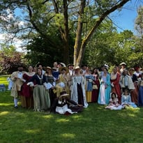 Déambulation d'une troupe costumée