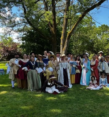Déambulation d'une troupe costumée