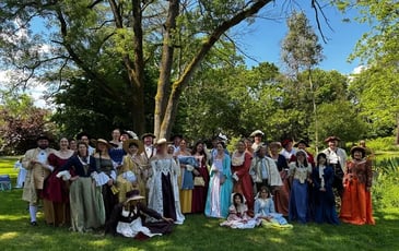 Déambulation d'une troupe costumée