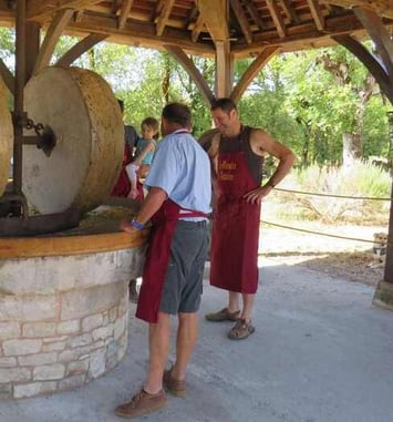 Visite guidée du moulin d'Antoine : un voyage au cœur de la fabrication artisanale d'huile de noix