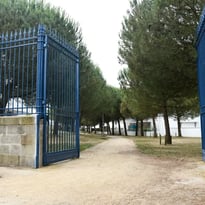 Les grilles de l'ancienne caserne de la Briandais et la porte d'immeuble Jean Royère