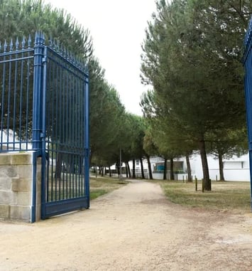 Les grilles de l'ancienne caserne de la Briandais et la porte d'immeuble Jean Royère