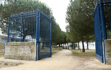 Les grilles de l'ancienne caserne de la Briandais et la porte d'immeuble Jean Royère