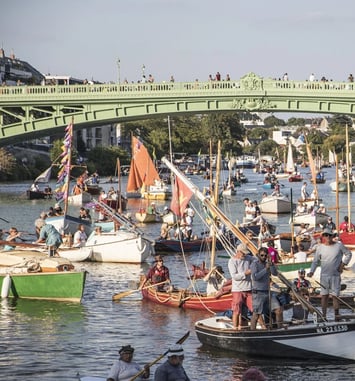 Arrivée de la parade de la Belle plaisance au crépuscule