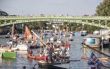 Arrivée de la parade de la Belle plaisance au crépuscule