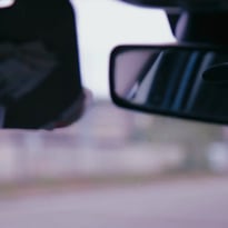 Juste un peu de soleil sur des capots de voiture (titre provisoire)