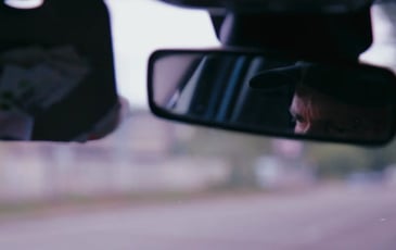 Juste un peu de soleil sur des capots de voiture (titre provisoire)