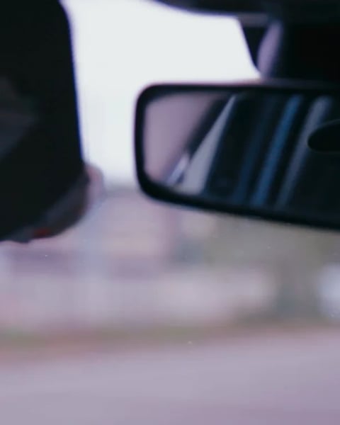 Juste un peu de soleil sur des capots de voiture (titre provisoire)
