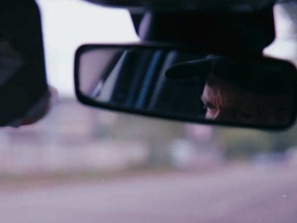 Juste un peu de soleil sur des capots de voiture (titre provisoire)
