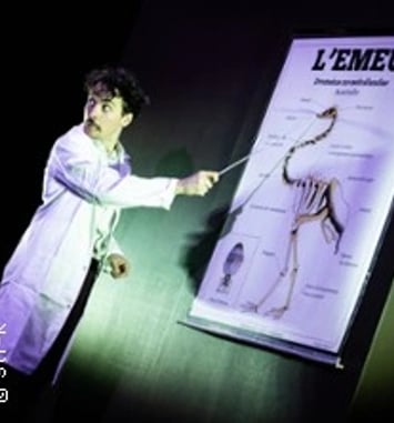 La Guerre des Émeus, Théâtre 100 noms