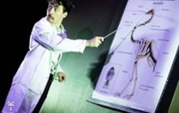 La Guerre des Émeus, Théâtre 100 noms