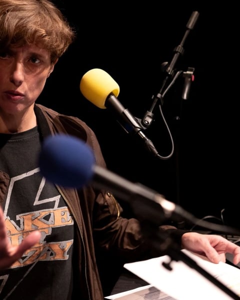 Dis, t'as pensé à éteindre la radio ?