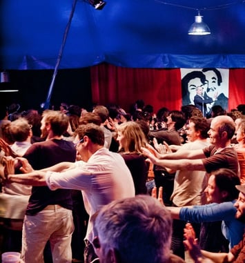 Le bal où l'on écoute la musique avec ses pieds