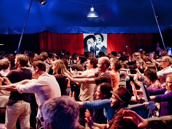 Le bal où l'on écoute la musique avec ses pieds